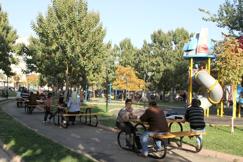 Çocuklar zarar görmesin diye demir oyun grupları plastikle değiştiriliyor