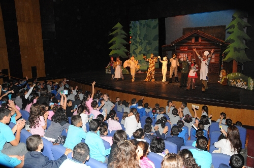 Çocuklara hayvan sevgisini tiyatroyla aşılıyorlar