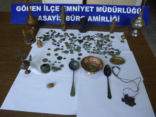 Çocukların içtiği kaçak sigarayı araştıran polis tarihi eser ele geçirdi