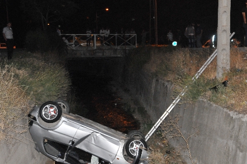 Çorum'da otomobil dereye uçtu