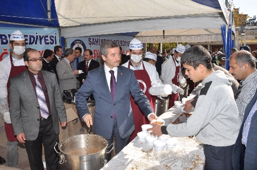Cuma namazı çıkışında aşure ikram edildi