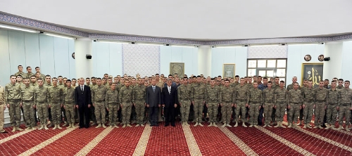 Cumhurbaşkanı Gül, bayram namazını Muhafız Alayı Süngülü Camii'nde kıldı