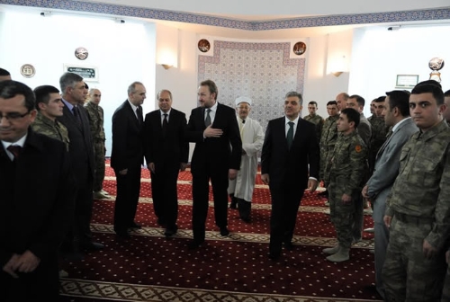 Cumhurbaşkanı Gül, cumayı İzzetbegoviç ile Muhafız Alayı Camii'nde kıldı