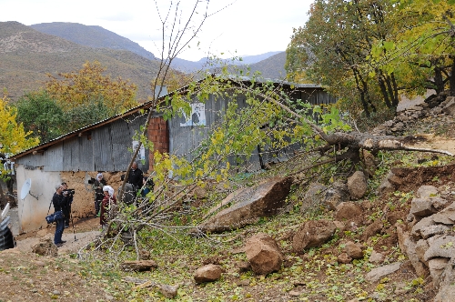 Dağdan kopan kaya, mahalle halkını korkuttu