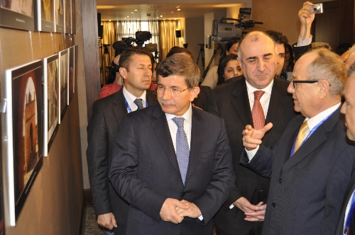 Davutoğlu, Bakü'de fotoğraf sergisini gezdi