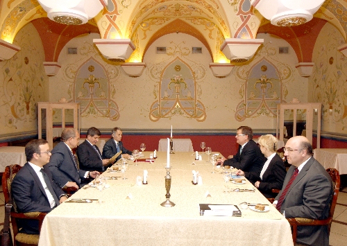 Davutoğlu, Kırım Başbakanı ve Meclis Başkanı ile bir araya geldi