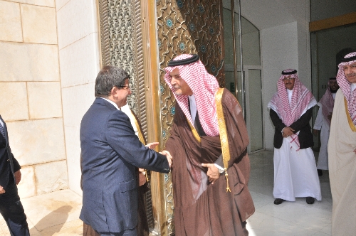 Davutoğlu Suudi Arabistan'da temaslarda bulundu