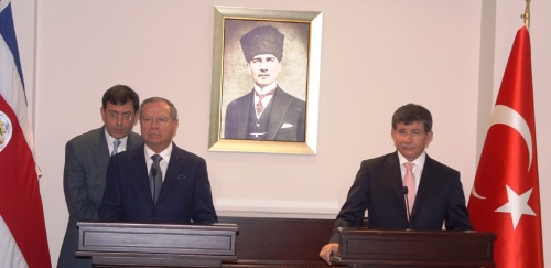 Davutoğlu: Türkiye, halkını katleden eli kanlı bir yönetim ile görüşmez