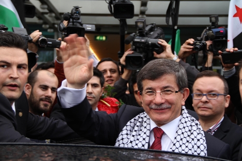 Davutoğlu'na coşkulu karşılama