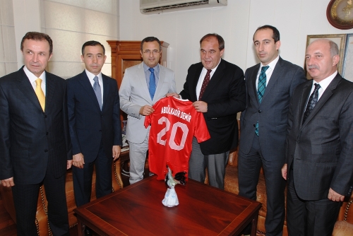 Demirören: Futbolda kol kırılır, yen içinde kalır