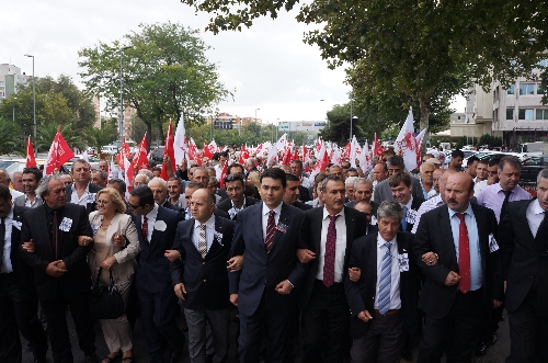 Demokrat Partililer Menderes'i mezarı başında andı