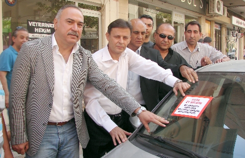 Denizli CHP, benzin zammını afişlerle protesto etti