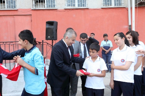 Denizli'de Cumhuriyet Bayramı için Türk bayrağı dağıtılıyor