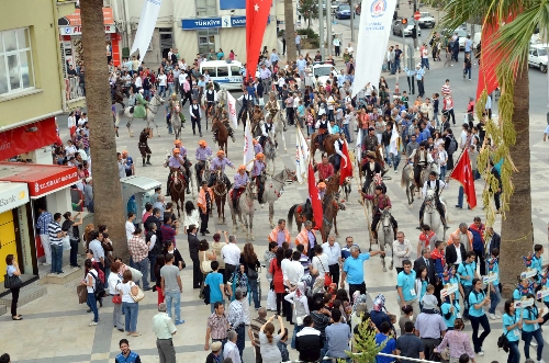 Denizli'de Geleneksel Sporlar Festivali'nin kortej yürüyüşü yapıldı
