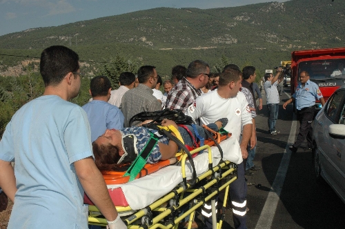 Denizli'de trafik kazası: 1 ölü, 13 yaralı