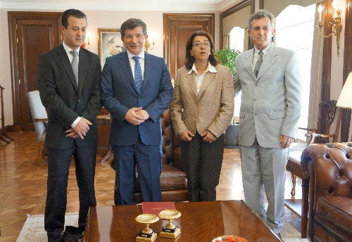 Dışişleri Bakanı Davutoğlu, Lübnan'da kaçırılan işadamını kabul etti (2)