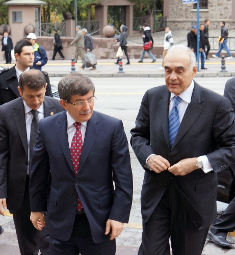 Dışişleri Bakanı Davutoğlu, Mısır Dışişleri Bakanı Amr ile bir araya geliyor
