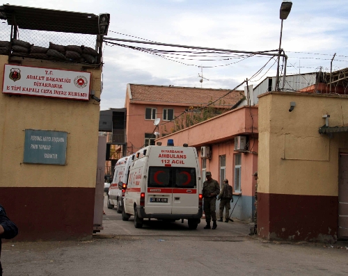 Diyarbakır'da 21 tutuklu hastanelere sevk edildi