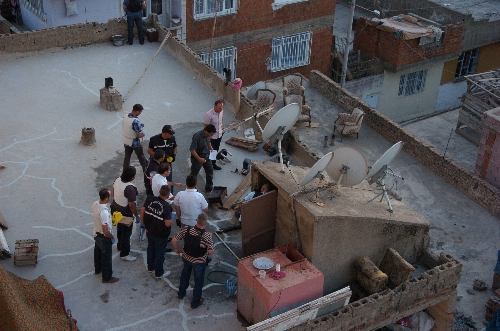 Diyarbakır'da bir binanın çatısında el bombası bulundu