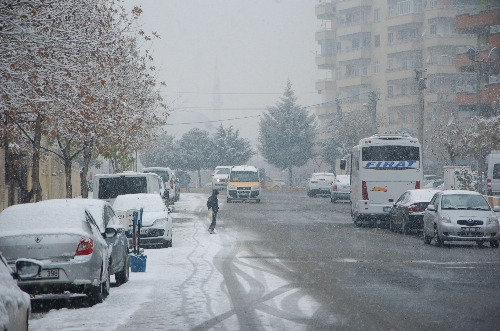 Diyarbakır'da kar yağışı başladı