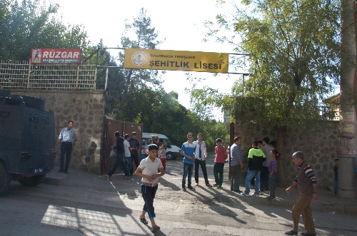 Diyarbakır'da liseyi basan grup öğretmenler odasına molotof atıldı