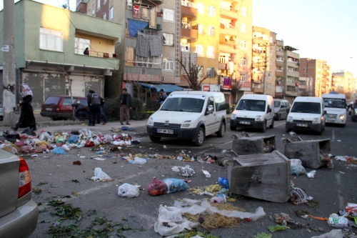 Diyarbakır'da polise ses bombalı saldırı: 2 yaralı
