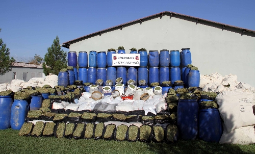 Diyarbakır'da teröre büyük darbe: 15 ton esrar ele geçirildi
