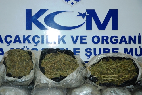 Diyarbakır'dan getirilen 125 kilo esrar 60 bin kaçak sigara ele geçirildi