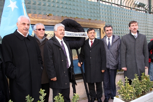 Doğu Türkistanlılar, Çin Büyükelçiliği önüne siyah çelenk bıraktı