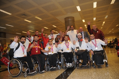 Dünya şampiyonu aslanlar yurda döndü