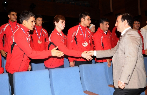 Dünya şampiyonu kick boksçular SGM'ye ziyarette bulundu