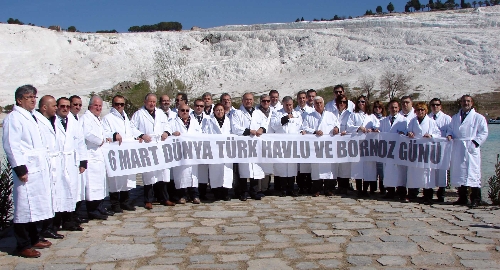 Dünya Türk Havlu ve Bornoz Günü Pamukkale'de kutlandı