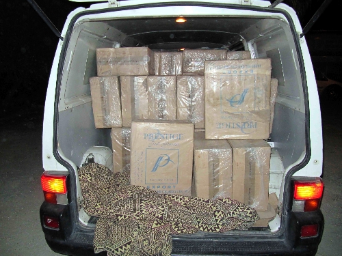 'Dur' ihtarına uymayan araçta 25 bin paket kaçak sigara ele geçirildi