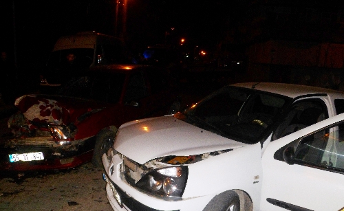 Dur ihtarına uymayan sürücü polis otosuna çarptı