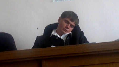 Duruşma sırasında uyuyan hakim görevi bıraktı