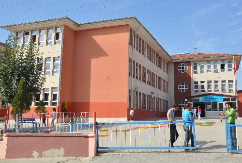 Edirne'de 11 öğrenci, gıda zehirlenmesi şüphesi ile hastaneye kaldırıldı