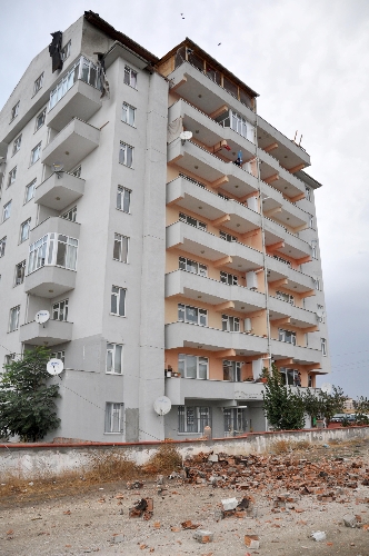 Edirne'de fırtına çatıları uçurdu