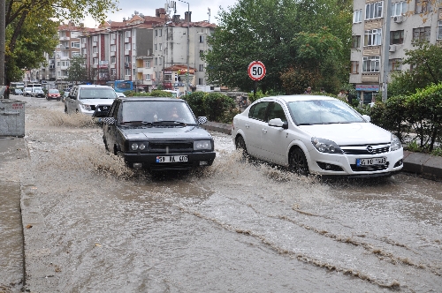 Edirne'de kısa süreli yağmurla yollar göle döndü