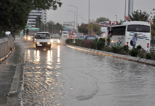 Edirne'de yağmur caddeleri göle çevirdi