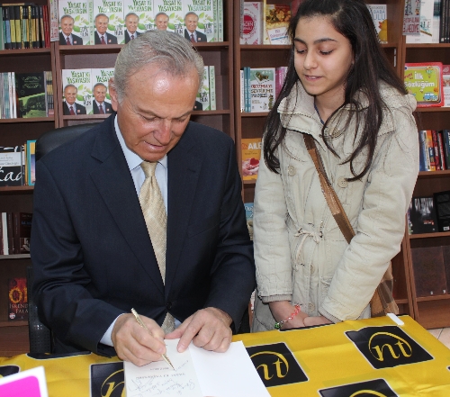 Ediz Hun, NT'nin ilk imza gününde sevenleriyle buluştu