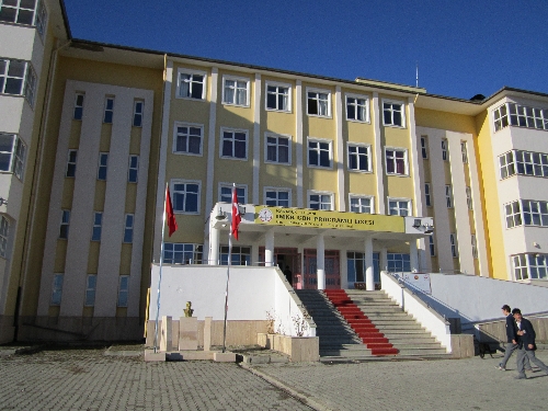 Eflani Lisesi'nde 3 aydır zil çalmıyor