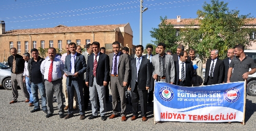 Eğitim sendikaları, darp edilen öğretmen için tepki gösterdi