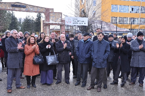 Eğitimciler, öğretmenin bıçaklanmasına tepki gösterdi