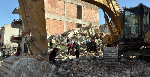 Ekmek parasını binaların enkazından kazanıyorlar