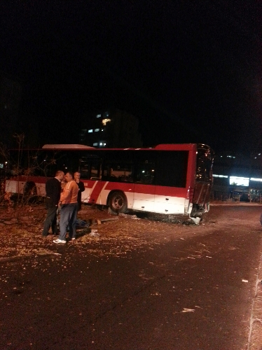 El freni çekilmeyen otobüs başka bir otobüse çarptı: 1 yaralı