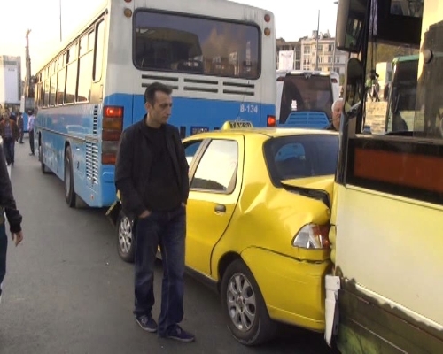 El freni çekilmeyen otobüs, ticari taksiye çarptı (Özel)