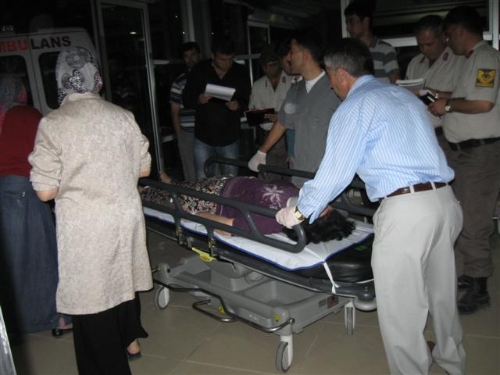 Elma işçilerini taşıyan traktör devrildi: 14 yaralı