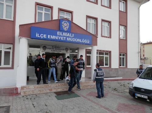 Elmalı'da uyuşturucu operasyonu: 7 kişi göz altında