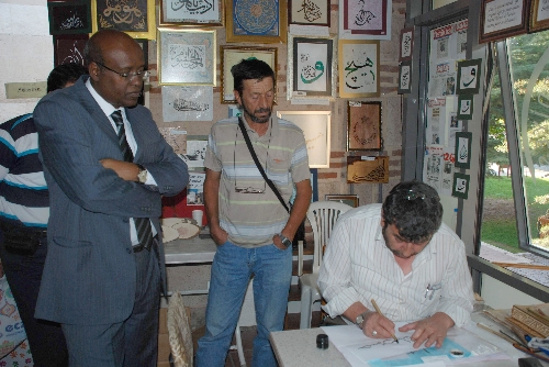 Emekli imam, 47'sinden sonra hattat oldu, şimdi turistlere ücretsiz ders veriyor