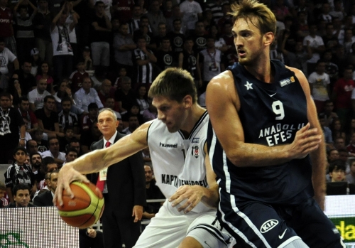 En büyük kupa Anadolu Efes'i 77 - 75 yenen Beşiktaş'ın